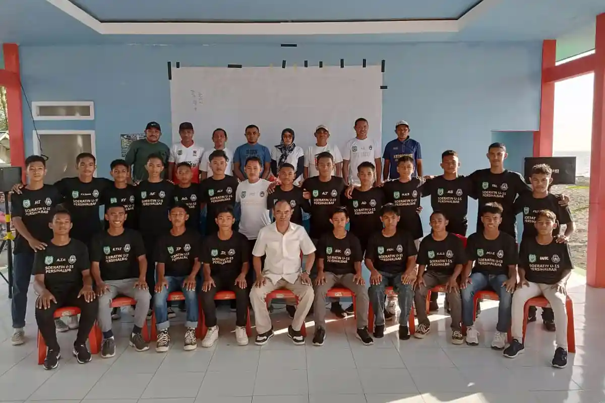 Ketua Askab Halmahera Barat  Melepas Persihalbar Berlaga di Soeratin Cup