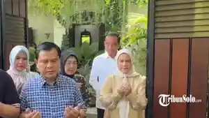 JOKOWI-ULTAH-Presiden-ke-7-RI-Joko-Widodo-Jokowi-saat-berada-di-depan-kediamannya-Sumber-Solo.jpg