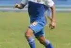 Tantan Berlari Untuk Mengejar Bola