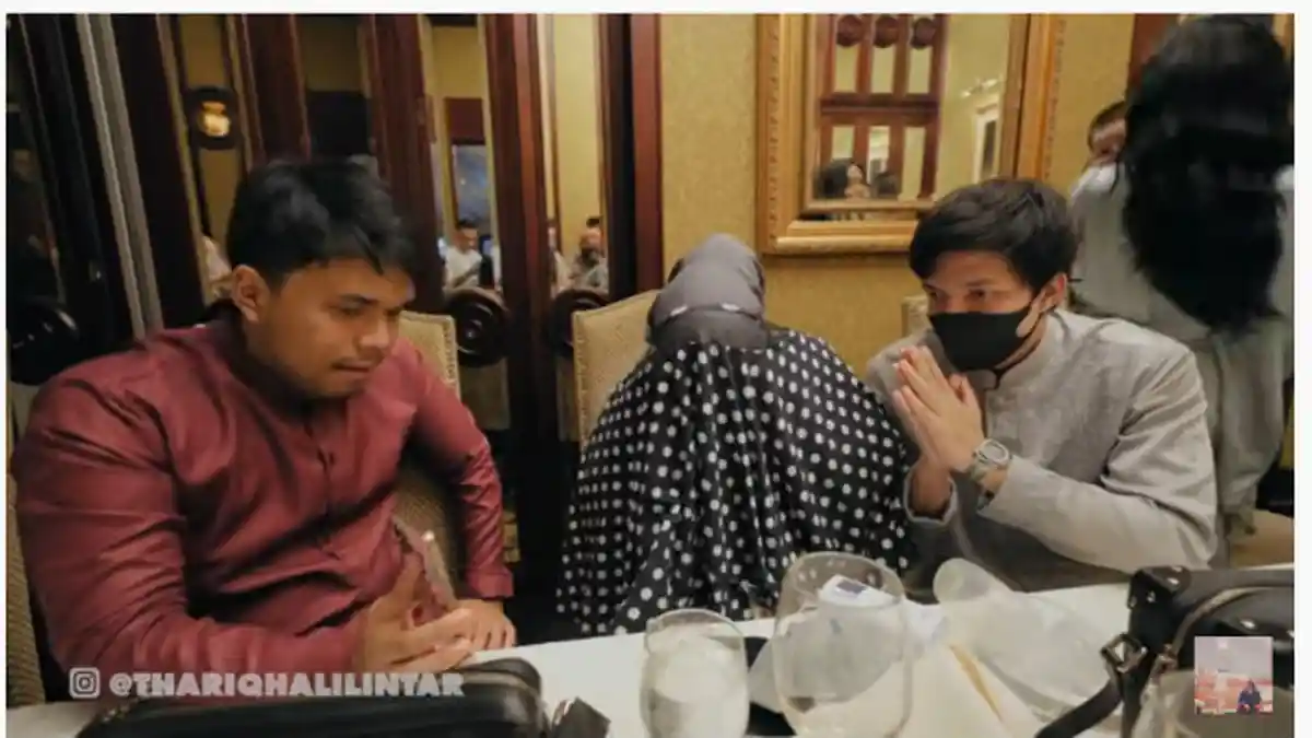 Liburan di Singapura, Video Atta Halilintar Salat di Pinggir Jalan Curi Perhatian, Netizen Sewot?
