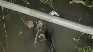 Kecelakaan-motor-terjun-ke-sungai-di-Jalan-Orinuggu-Mokoau-Kambu-Kota-Kendari-Sulawesi-Tenggara.jpg