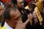 Agung Laksono dan Yorrys Raweyai Tenangkan Massa