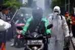 Pemprov Jawa Timur Semprot Driver Ojol dengan Disinfektan