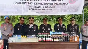 Pemusnahan-barang-bukti-ribuan-botol-minuman-keras-hasil-operasi-KRYD-di-Pulau-Taliabu.jpg