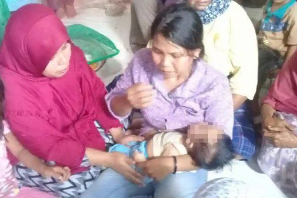 Mengharukan, Isak Tangis Langsung Pecah saat Istri dari Petani yang Ditelan Ular Piton Tiba