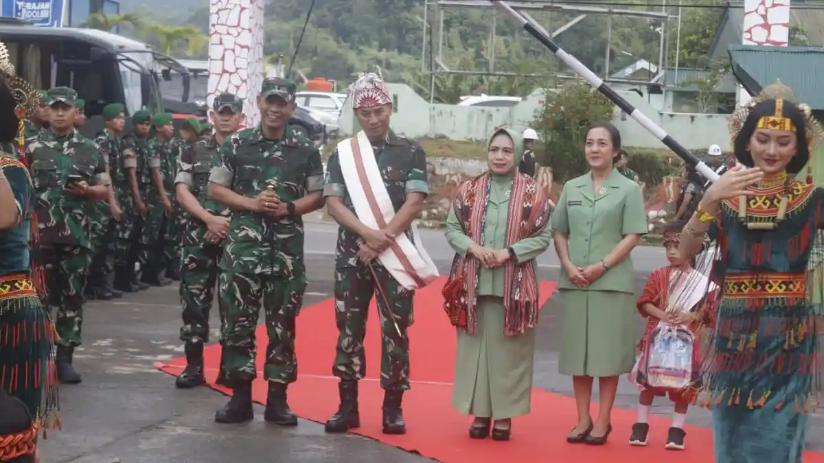 Kunjungan ke Toraja, Pangdam XIV Hasanuddin Mayjen Windiyatno Diberi Parang Toraja