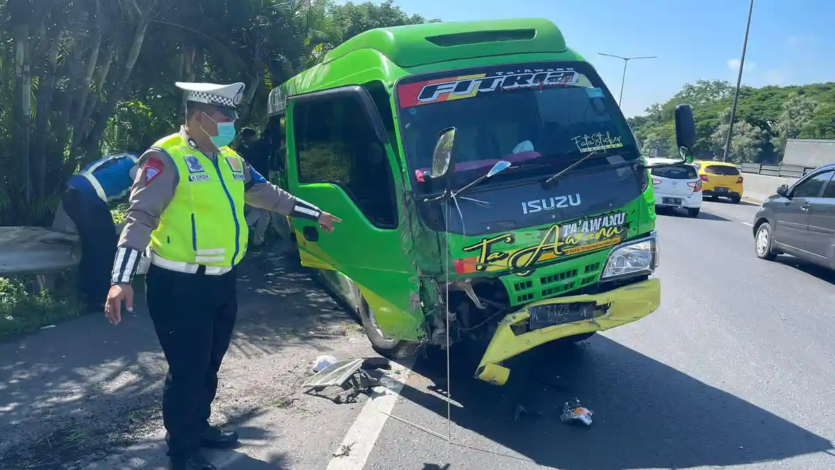As Roda Patah Berakibat Fatal, Minibus Elf Hantam Pembatas Jalan Tol Perak-Waru, 1 Orang Luka