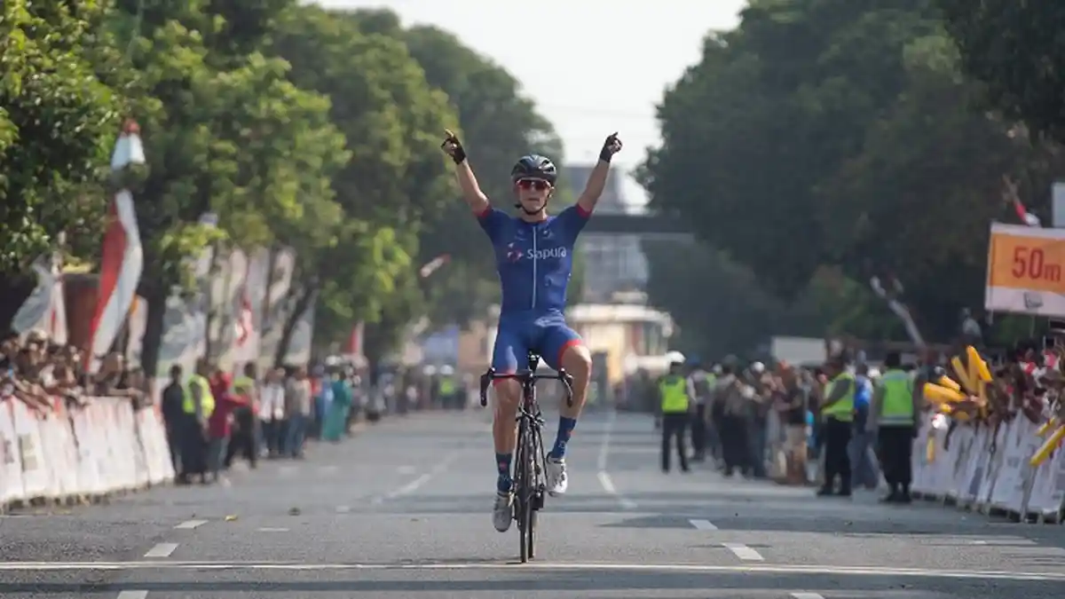 Marcus Culey Menari di Atas Sadel Saat Finis Etape 3 Tour de Indonesia 2019 di Jember