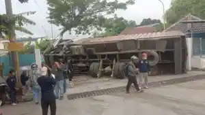 Kondisi-truk-boks-kecelakaan-menghantam-pintu.jpg