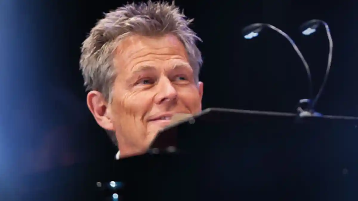 Siasat David Foster yang Sedang Mencari Bintang-bintang Berbakat dari Asia