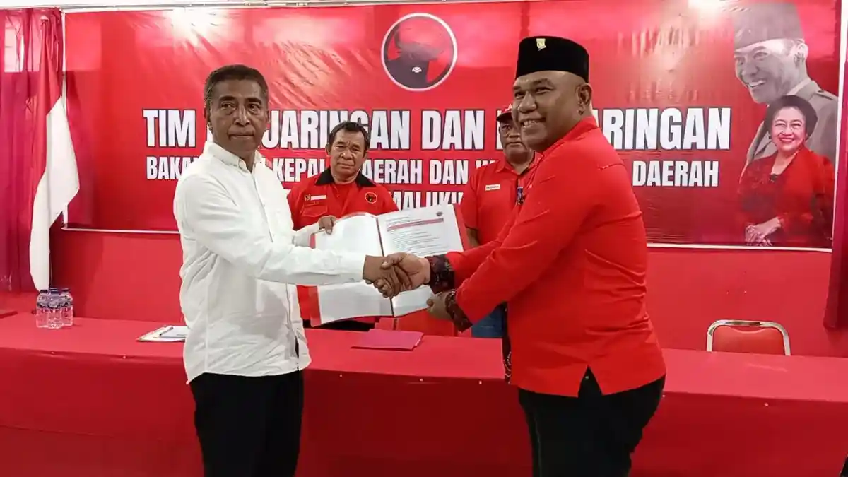 Jalan Kaki, Felix Bonu Tetthol Ambil Formulir Pendaftaran Balon Bupati Malra di PDIP