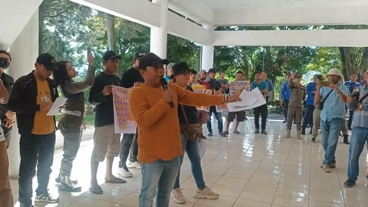 BREAKING NEWS: Aliansi Masyarakat Geruduk DPRD Toba, Desak Pengungkapan Kasus Penculikan Kadis PUTR