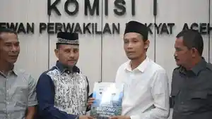 Teungku-Malikul-Aziz-menyerahkan-dokumen-petisi-penolakan-tambang.jpg