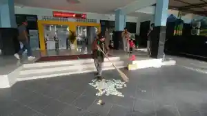 Aksi-Teatrikal-Sapu-Uang-Mainan-di-Depan-Kantor-BPN-Sleman-Simbol-Bersih-bersih-Pungli.jpg