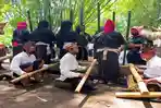 warga-desa-bonjeruk-menunjukkan-salah-satu-tradisi-budaya.jpg