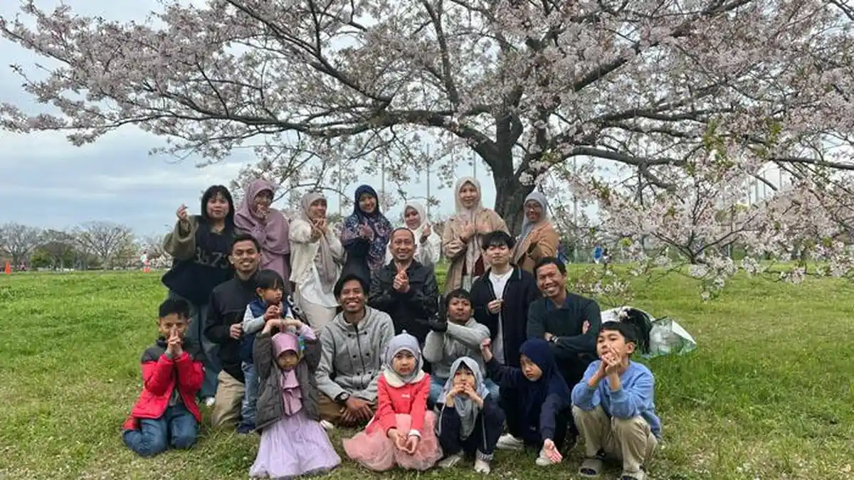 Cerita Warga Makassar Lebaran di Jepang, Silaturahmi di Bawah Mekarnya Sakura