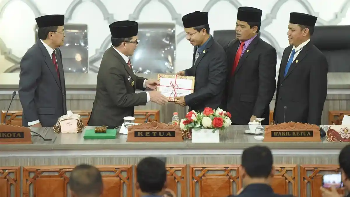 Pj Wali Kota Serahkan Dokumen RKUA-PPAS 2023 ke DPRK Banda Aceh