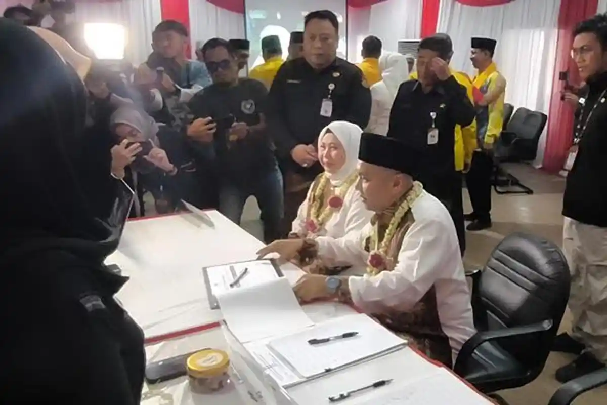 Diiringi Hadrah, Acil Odah-Rozanie Tiba di Kantor KPU Kalsel