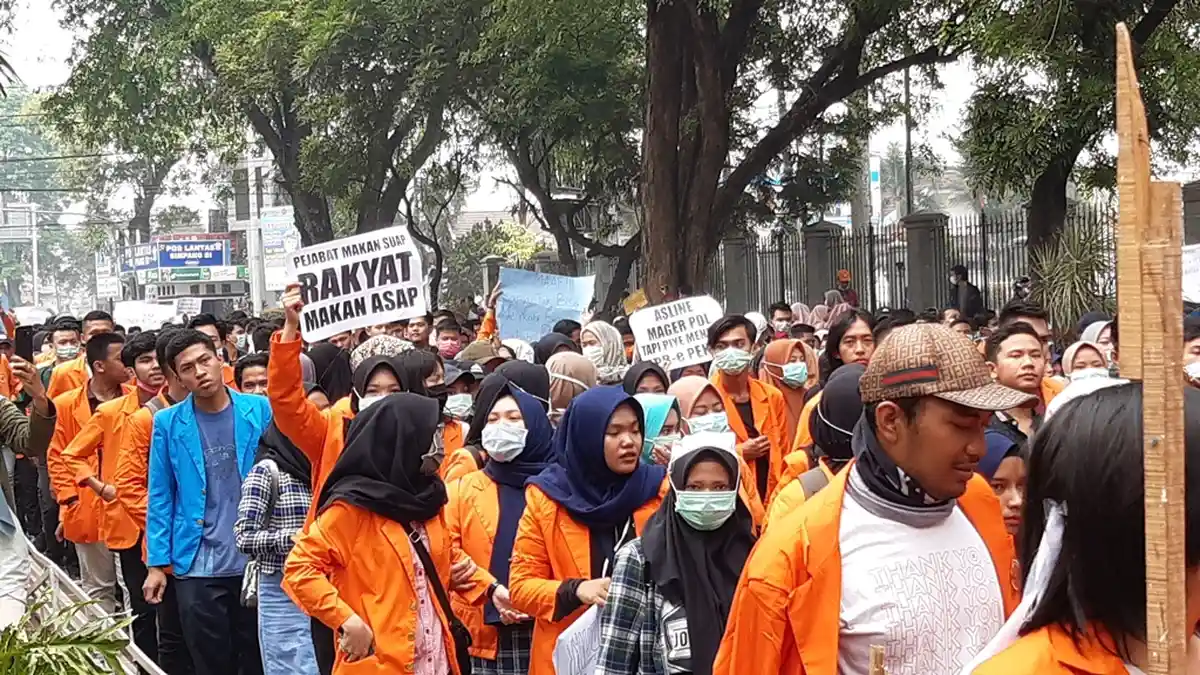 Jambi 'Membara' Tiga Kelompok Demonstran Kepung Kantor Gubernur dan DPRD Jambi