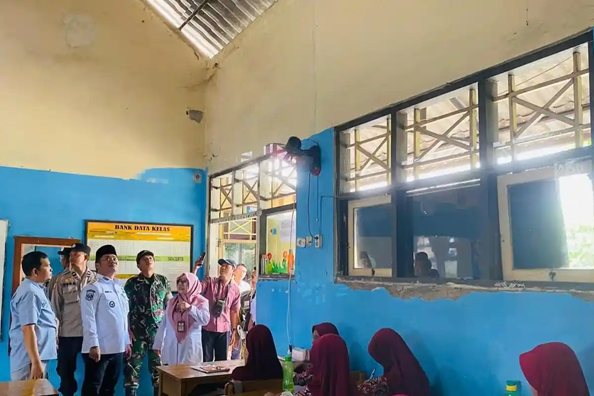 Anak-anak SDN Timbangreja 01 Teriaki Bupati Tegal: "Pak, Tolong Renovasi Sekolah Kami"