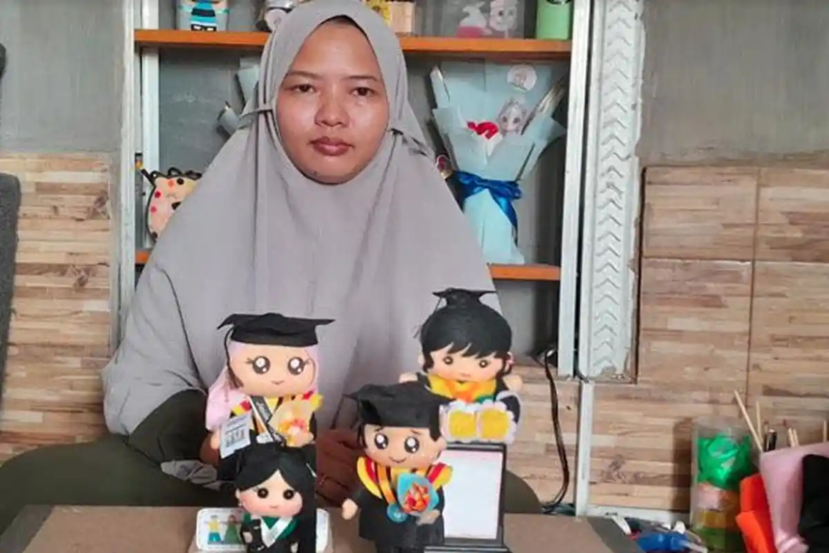 Pelepasan Siswa TK, Perajin Boneka di Malang Banjir Orderan, Tak Terpengaruh Pro Kontra Wisuda
