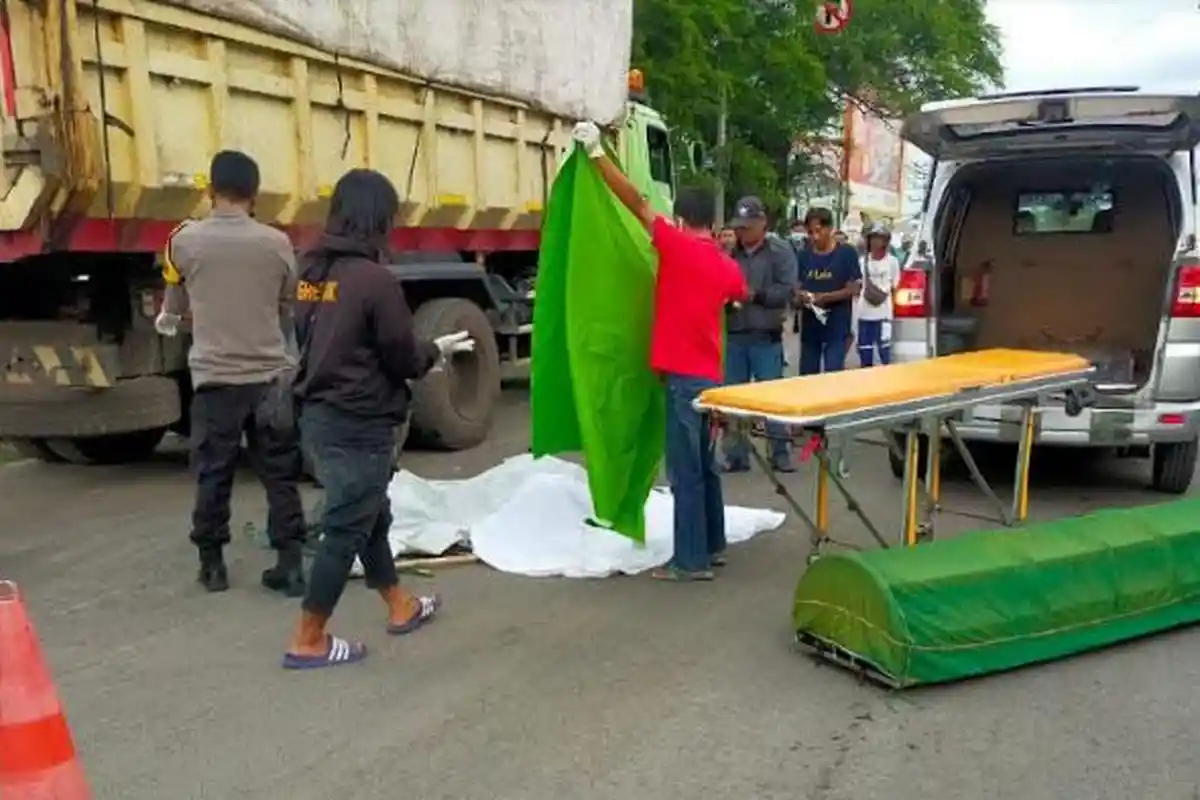 Diantar Ayahnya Berangkat Kuliah, Mahasiswi di Gresik Bernasib Tragis, Nyalip Kiri Berakibat Fatal
