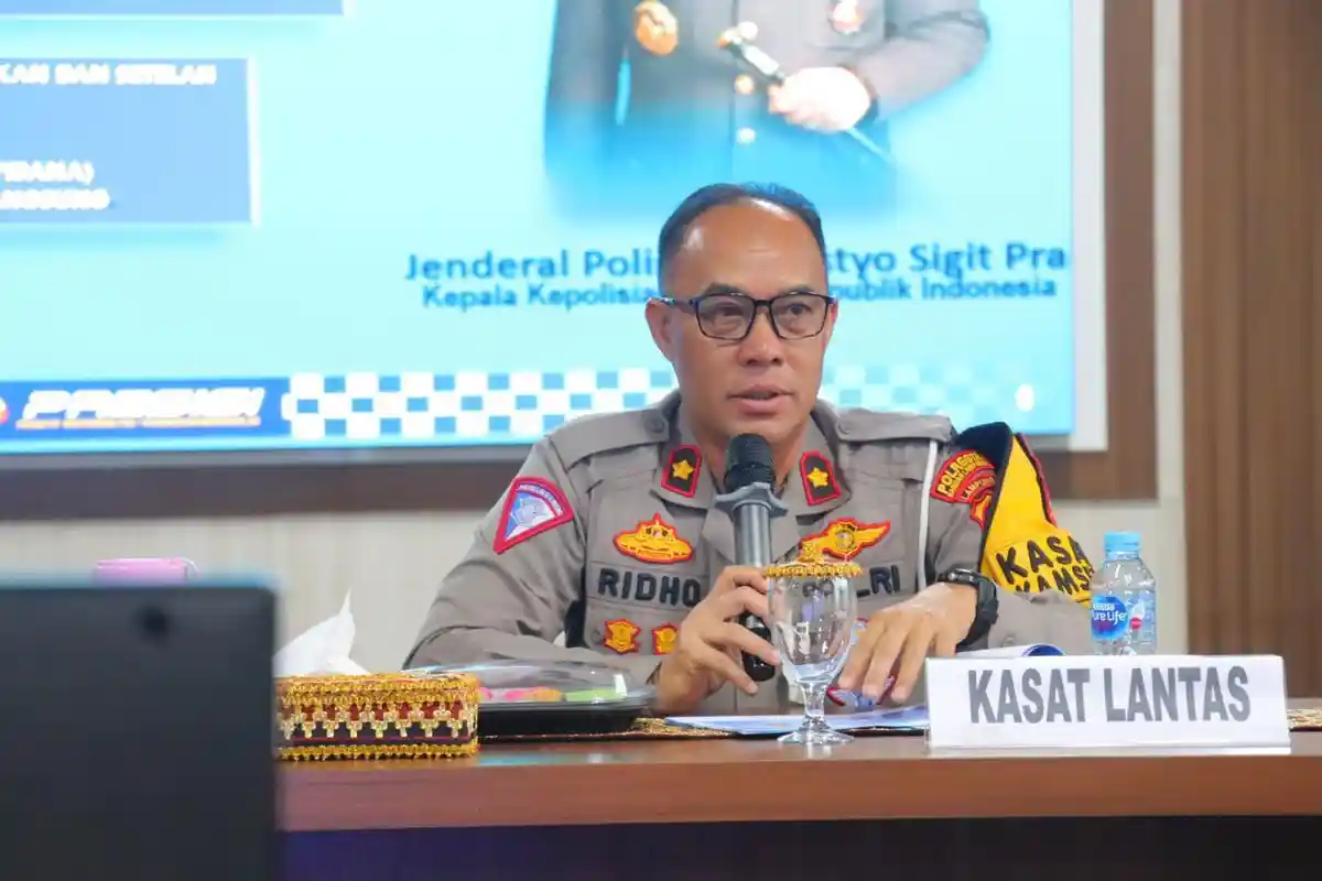 Pemotor Tewas saat Salip Truk Tangki dari Kiri Terobos Bahu Jalan Berlubang  di Bandar Lampung