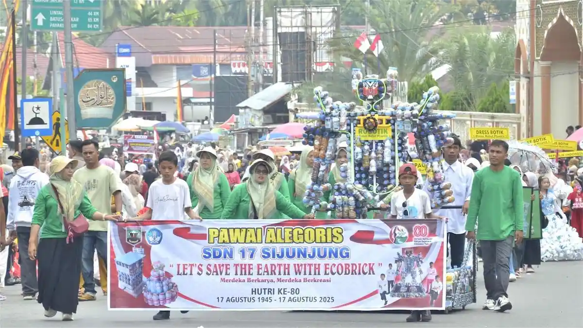 Patung Robot dari Botol Bekas & Tank Bambu Menarik Perhatian Warga saat Pawai Alegoris di Sijunjung