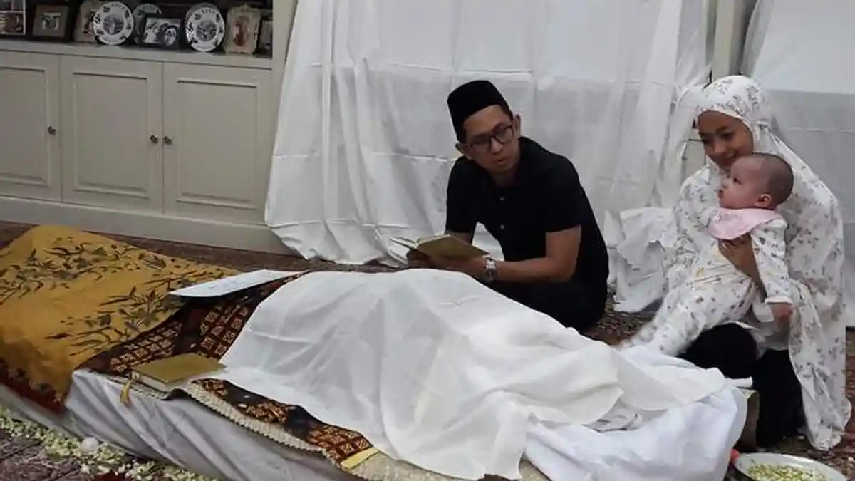Suami Ririn Ekawati Dimakamkan di San Diego Hills Siang Ini