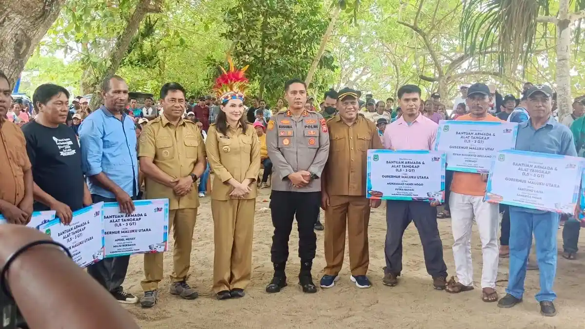 Bantu Produktivitas Nelayan, Gubernur Malut Serahkan Kapal Tangkap di Halmahera Timur