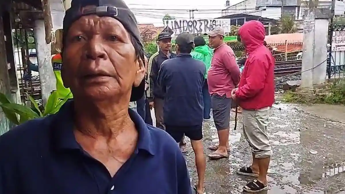 Ngeyel, Angkot Ceper di Citayam, Depok Melintas Rel Nyangkut Tertabrak KLR, Keseret Sampai 100 Meter