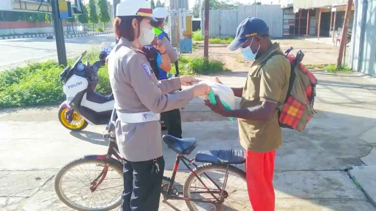 Polres Merauke Bagi Sembako dan Masker Saat Lakukan Operasi Zebra Cartenz 2021