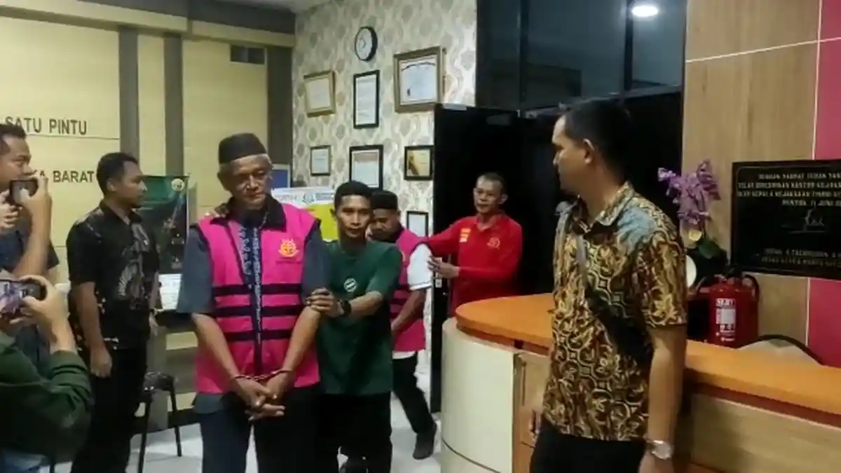 Kejari Bangka Barat Tahan Empat Tersangka Kasus Korupsi Sertifikat Tanah Transmigran di Desa Jebus - 20230324-seri2.jpg