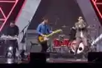 Aksi Panggung Sheila On 7 di HUT ANTV ke 24