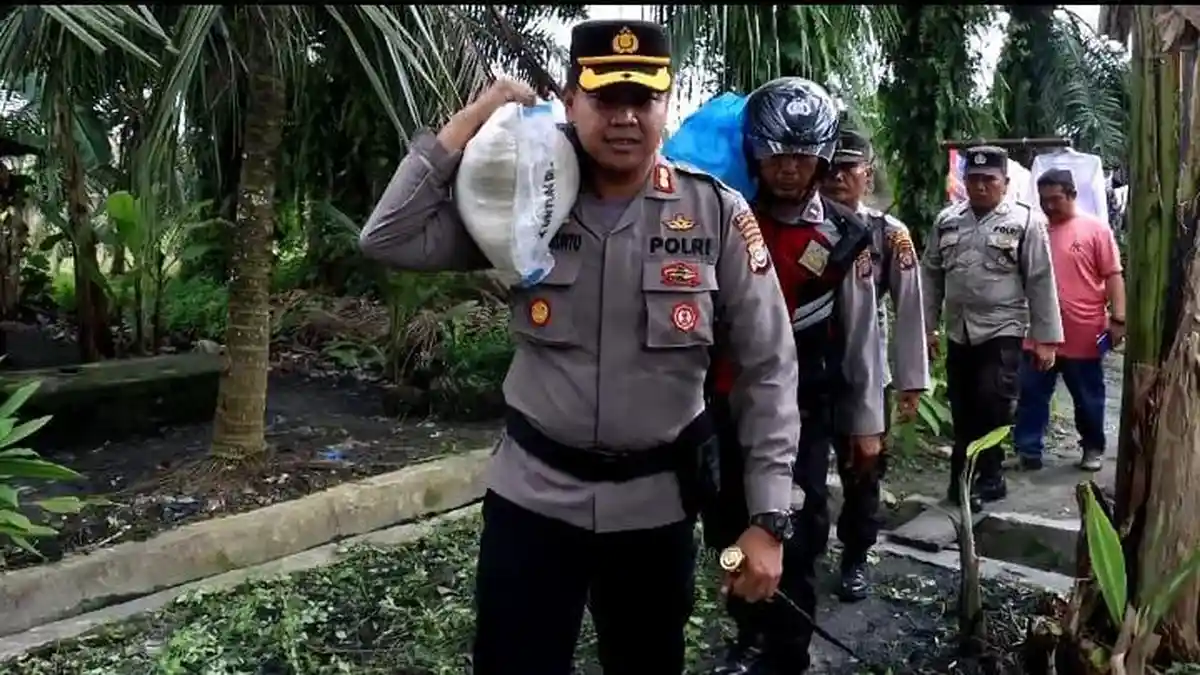 Kapolres Tebingtinggi Bagikan Bansos Sembari Anjangsana dengan Warga