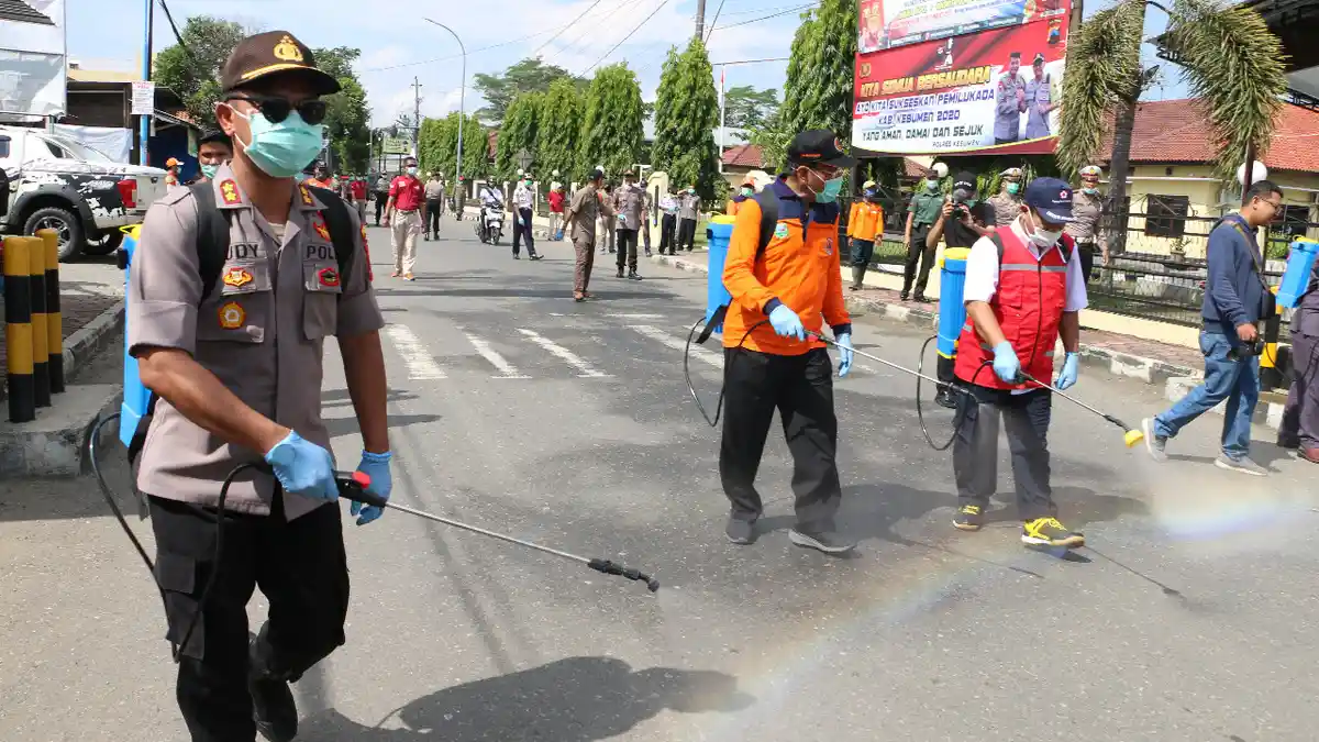 Sambil Panggul Tangki Semprotan Disinfektan, AKBP Rudy Cahya : Semoga Ini Segera Berlalu