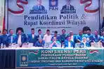 bersama-pengurus-PAN-se-Kalbar-saat-memberikan-keterangan.jpg