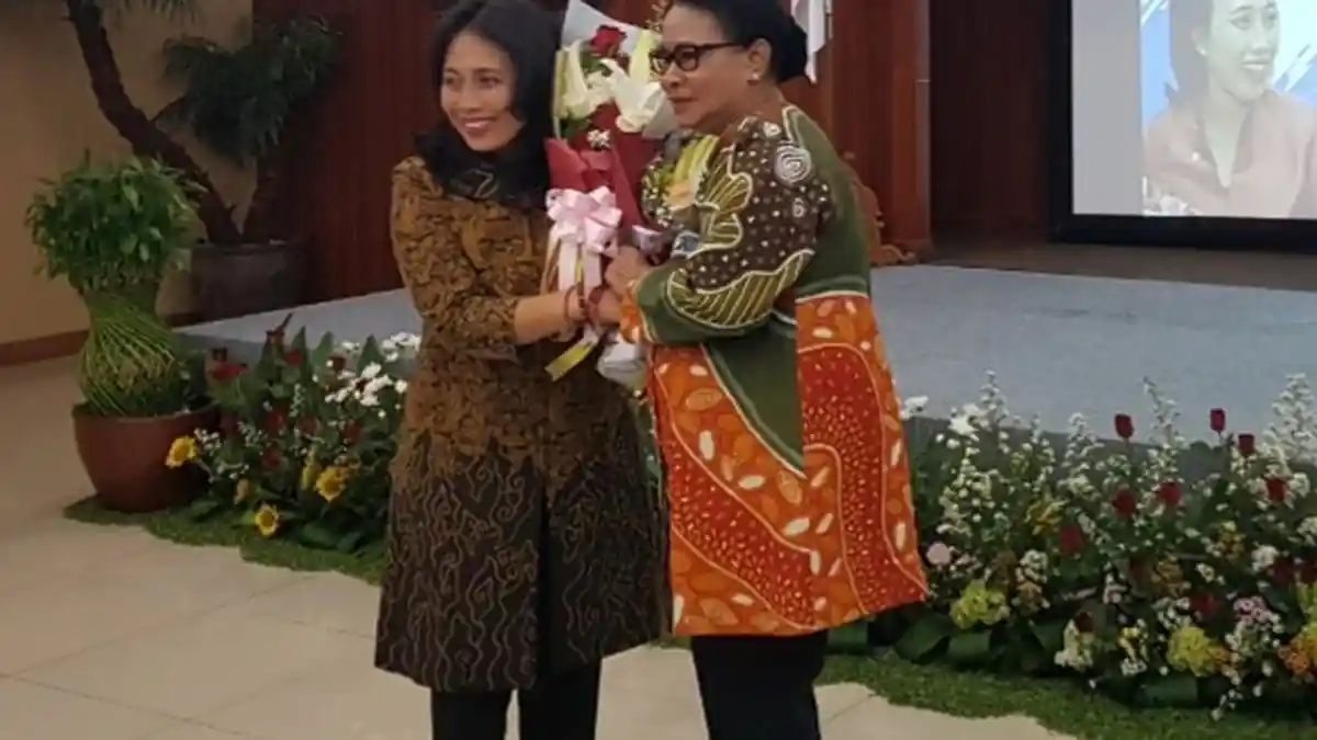 Bertukar Bunga saat Sertijab Menteri PPPA, Yohana Yembise: Yang Papua Pergi, Bali Masuk