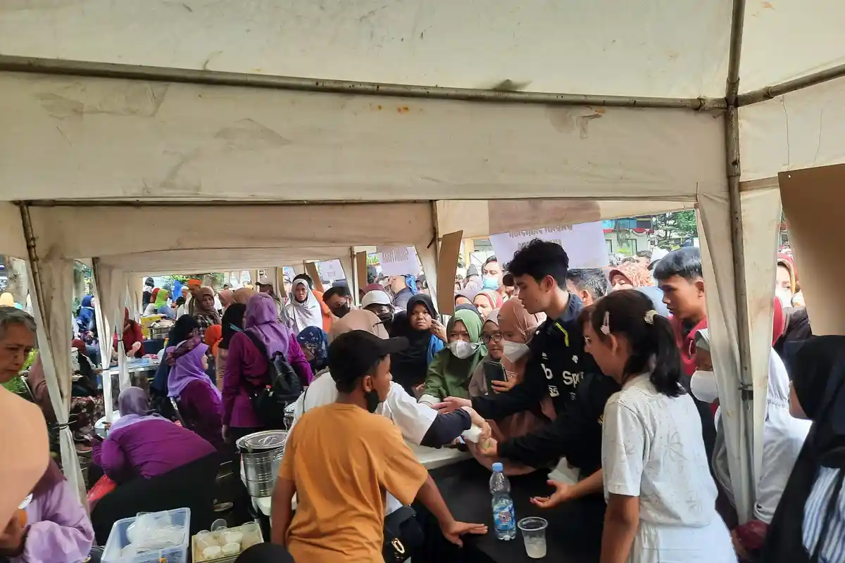 Puncak HUT ke-24 Kota Depok, Ribuan Warga Serbu Makanan dan Minuman Gratis di Balai Kota