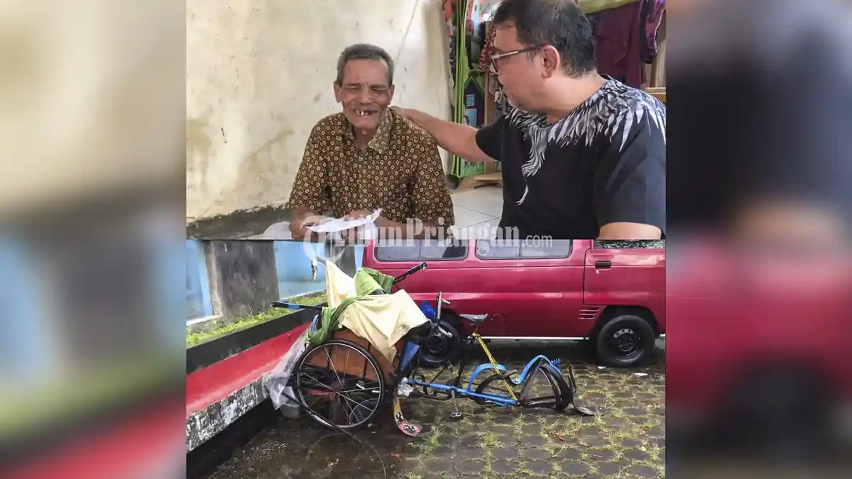 Good People, Pengusaha Tekstil di Kota Tasikmalaya Bantu Kakek yang Becaknya Ringsek Tertimpa Pohon