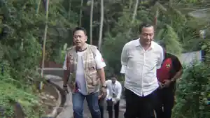 Bupati-Gede-Dana-Minta-Perbaiki-Bahu-Jalan-di-Desa-Datah-Karangasem.jpg