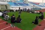 Seribu Hari Tragedi Kanjuruhan, Skuad Arema FC Gelar Doa Bersama dan Tahlilan di Pinggir Lapangan