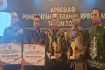 Bupati-Kolaka-Amri-tengah-saat-diwawancarai-usai-acara-penghargaan.jpg