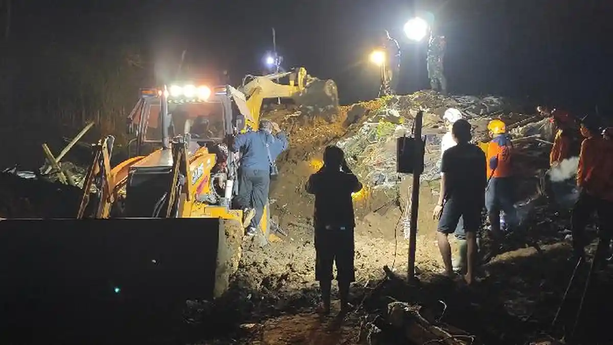 4 Orang Tertimbun Tanah Longsor di Blitar, 1 Selamat dan 3 Dalam Pencarian