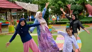 Jam-Operasional-Taman-Herbal-Insani.jpg