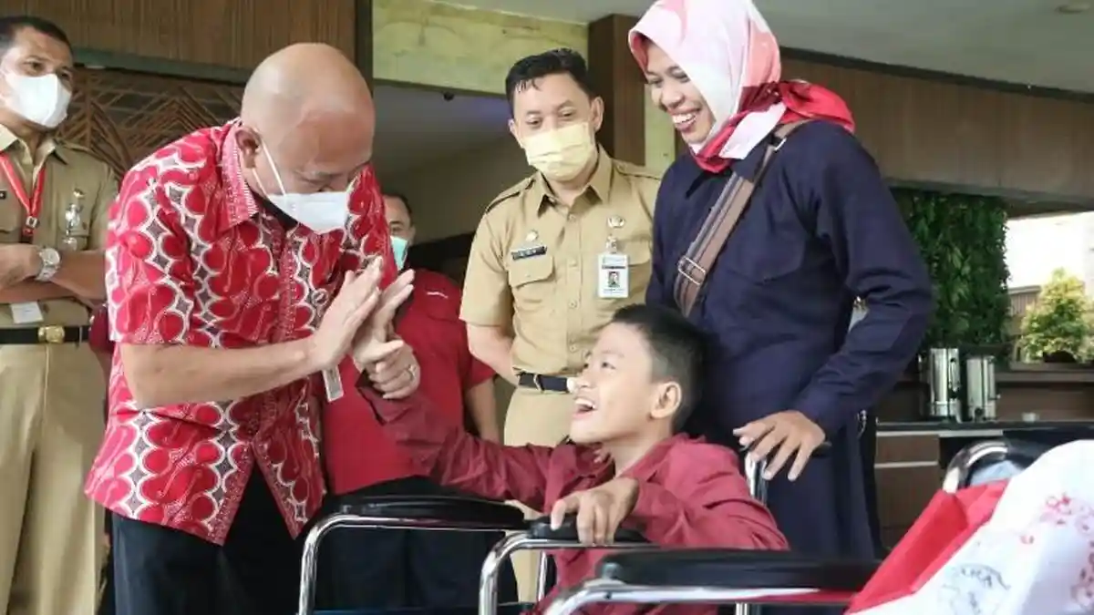 Bupati Jepara Serahkan Tiga Kursi Roda Kepada Warga yang Membutuhkan