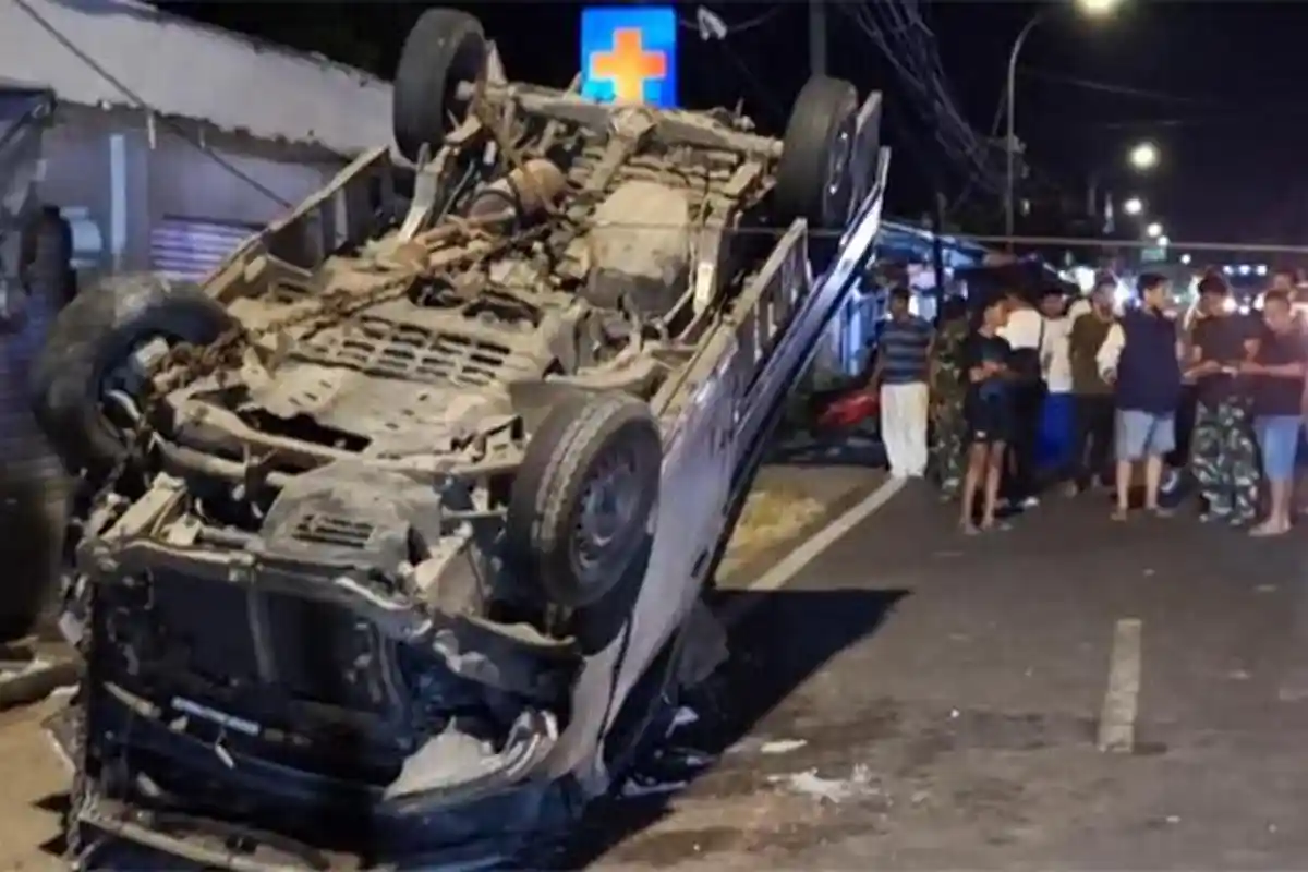 Mobil Pikap Terbalik di Bangkalan Akibat Tabrak 4 Tiang Besi Sampai Roboh, Ajaib 3 Penumpang Selamat