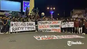Ratusan-mahasiswa-yang-tergabung-dalam-aliansi-BEM-Solo-Raya-2.jpg
