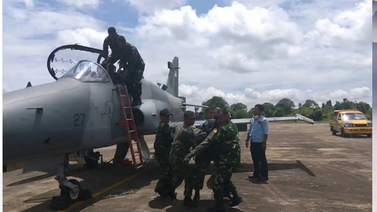 Alami Crash, Puluhan Petugas TNI AU Selamatkan Pilot Pesawat Tempur Hawk 100/200