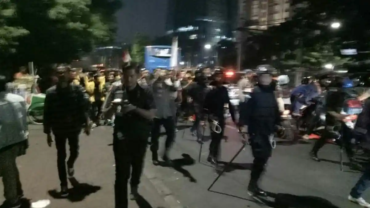 Mahasiswa yang Ingin ke Stasiun Palmerah Dikawal Polisi dan TNI